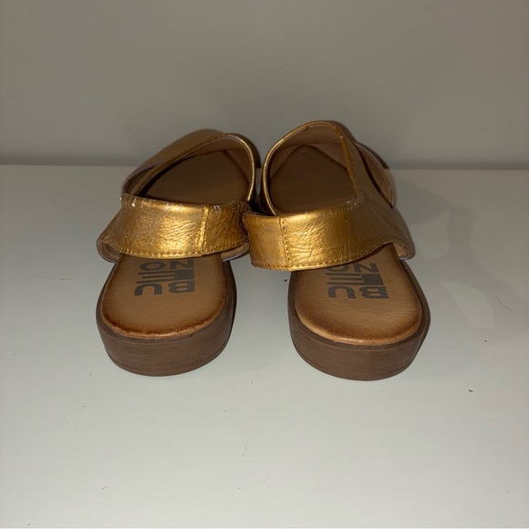 Bueno Metallic Gold Bianca Pointed Flat - Picture 5 of 7